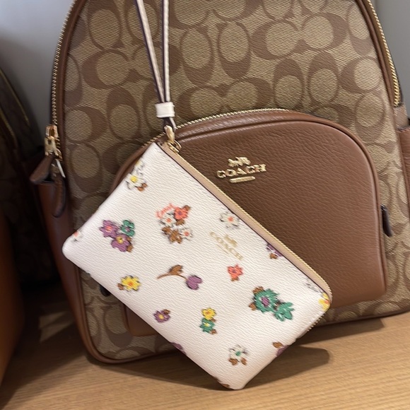 Coach Corner Zip Wristlet With Spaced Floral Field Print
IM/Chalk Multi - Picture 7 of 16